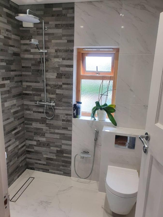Beautiful Guest Rooms, Free Parking, 30Min Heathrow, 40Min Wembley, 60Min Central London 格林福德 外观 照片