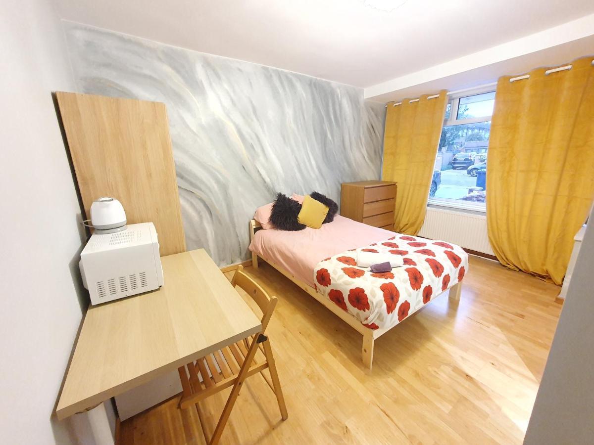 Beautiful Guest Rooms, Free Parking, 30Min Heathrow, 40Min Wembley, 60Min Central London 格林福德 外观 照片