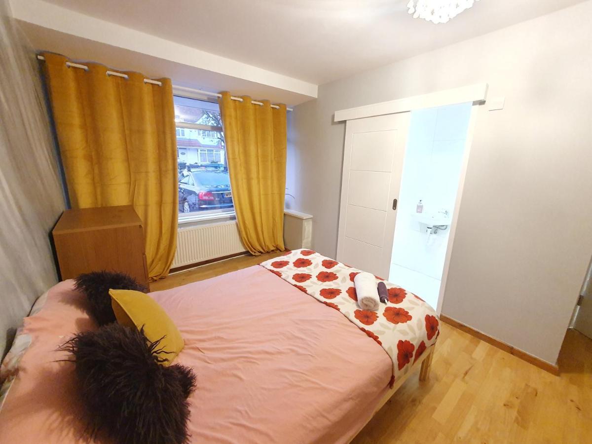 Beautiful Guest Rooms, Free Parking, 30Min Heathrow, 40Min Wembley, 60Min Central London 格林福德 外观 照片