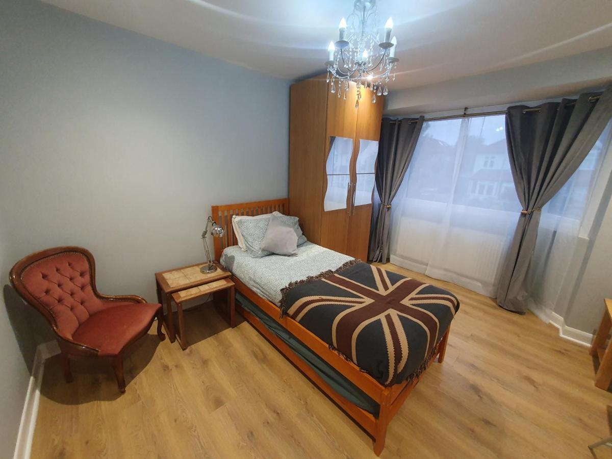 Beautiful Guest Rooms, Free Parking, 30Min Heathrow, 40Min Wembley, 60Min Central London 格林福德 外观 照片