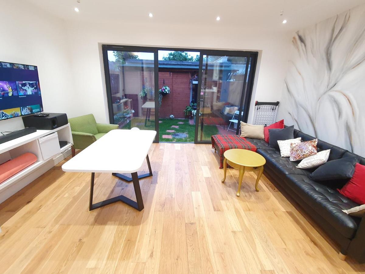 Beautiful Guest Rooms, Free Parking, 30Min Heathrow, 40Min Wembley, 60Min Central London 格林福德 外观 照片