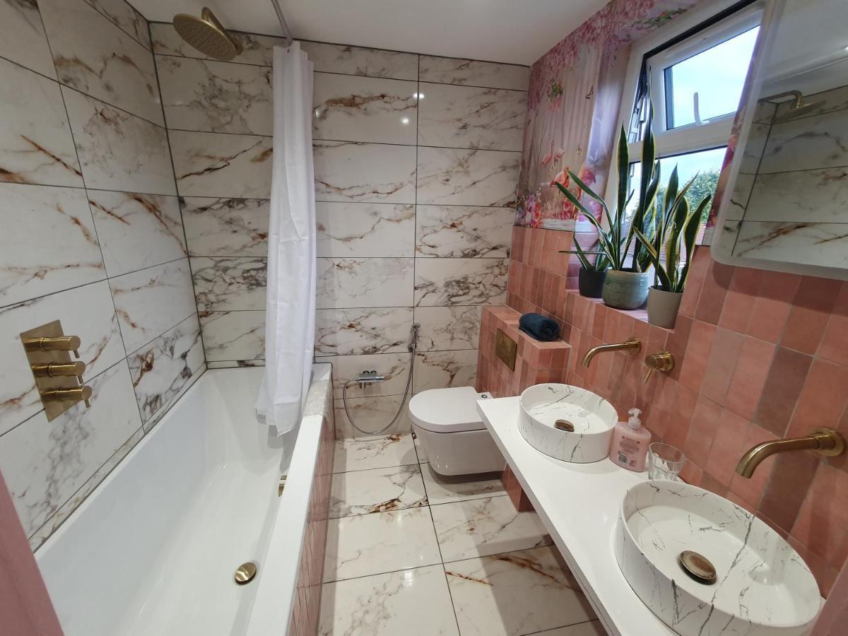 Beautiful Guest Rooms, Free Parking, 30Min Heathrow, 40Min Wembley, 60Min Central London 格林福德 外观 照片