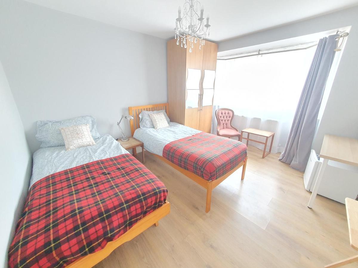 Beautiful Guest Rooms, Free Parking, 30Min Heathrow, 40Min Wembley, 60Min Central London 格林福德 外观 照片